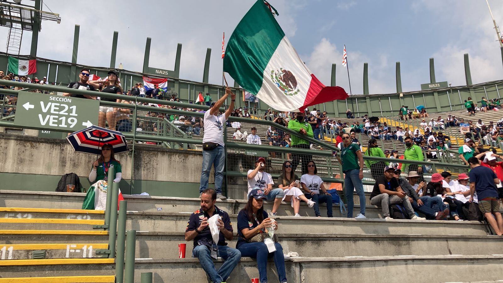 Hay fanáticos que ondearon la bandera de México. (Foto: Especial)