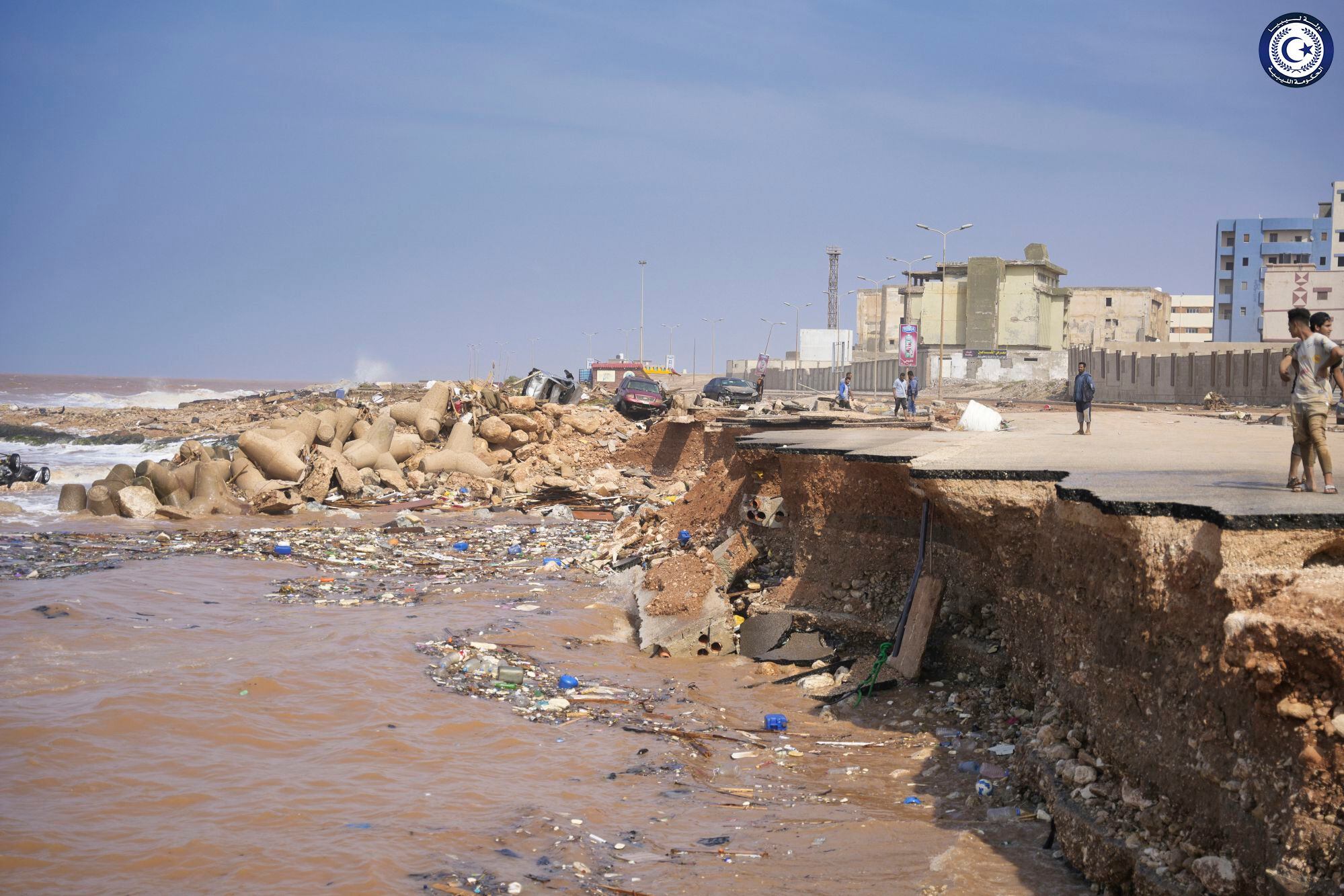 Una carretera costera se ve destruida tras fuertes inundaciones en Derna, Libia. (Gobierno libo via AP)
