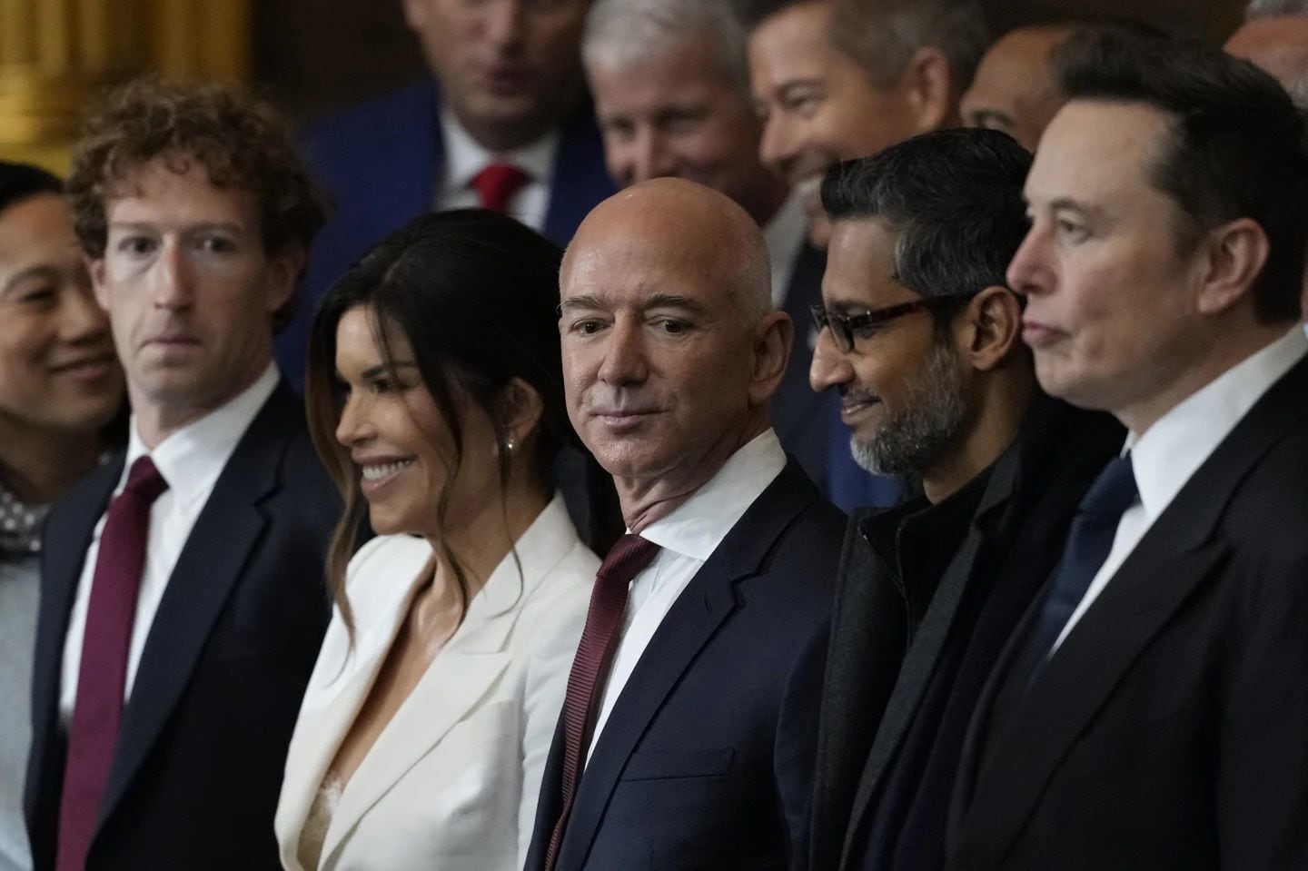 Mark Zuckerberg, Jeff Bezos y Elon Musk son los empresarios tecnológicos que acompañaron al presidente Donald Trump dentro de la iglesia de St. John.