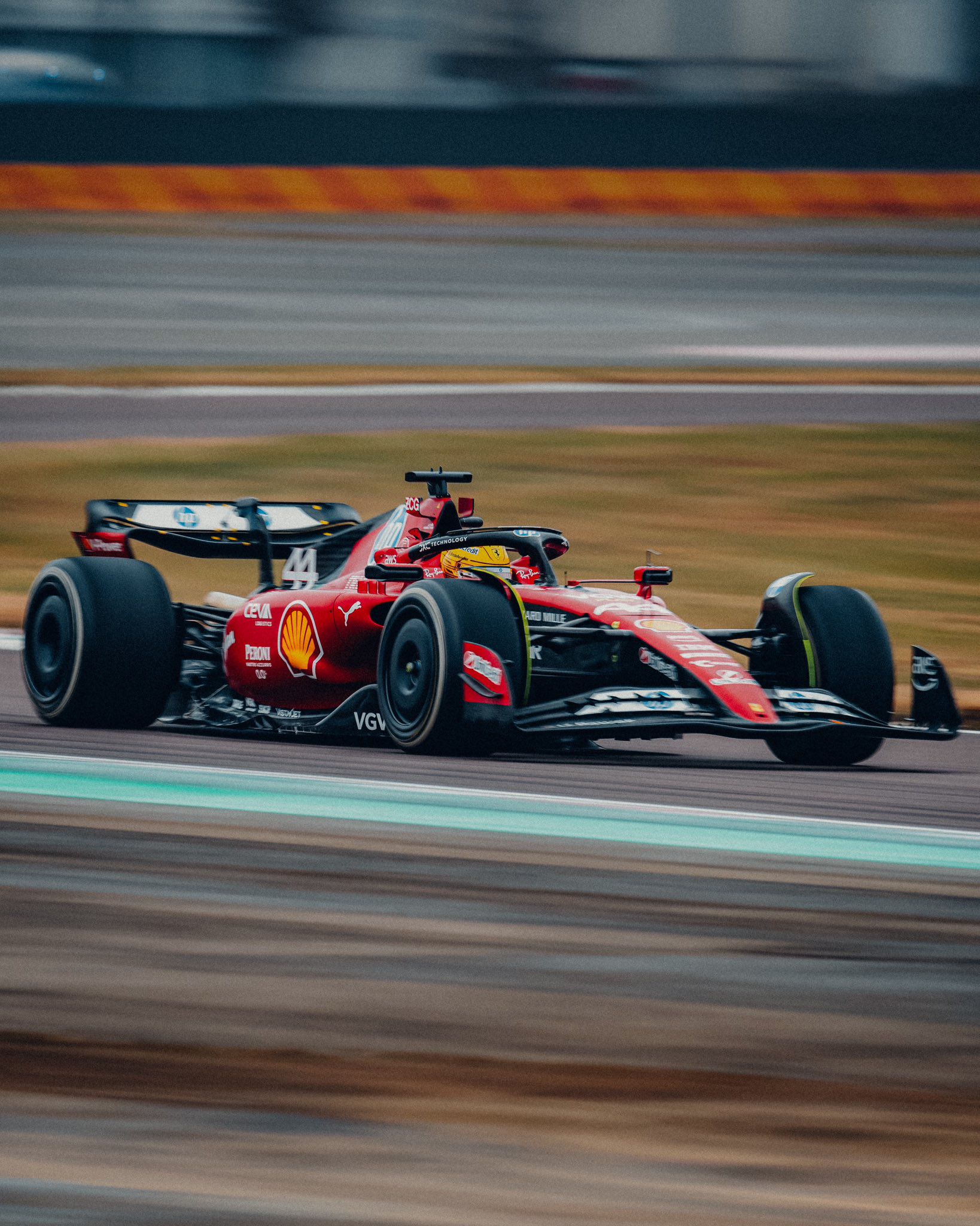 Lewis Hamilton dentro de un monoplaza de Ferrari que ya tiene el número del piloto. (Foto: Instagram @scuderiaferrari)