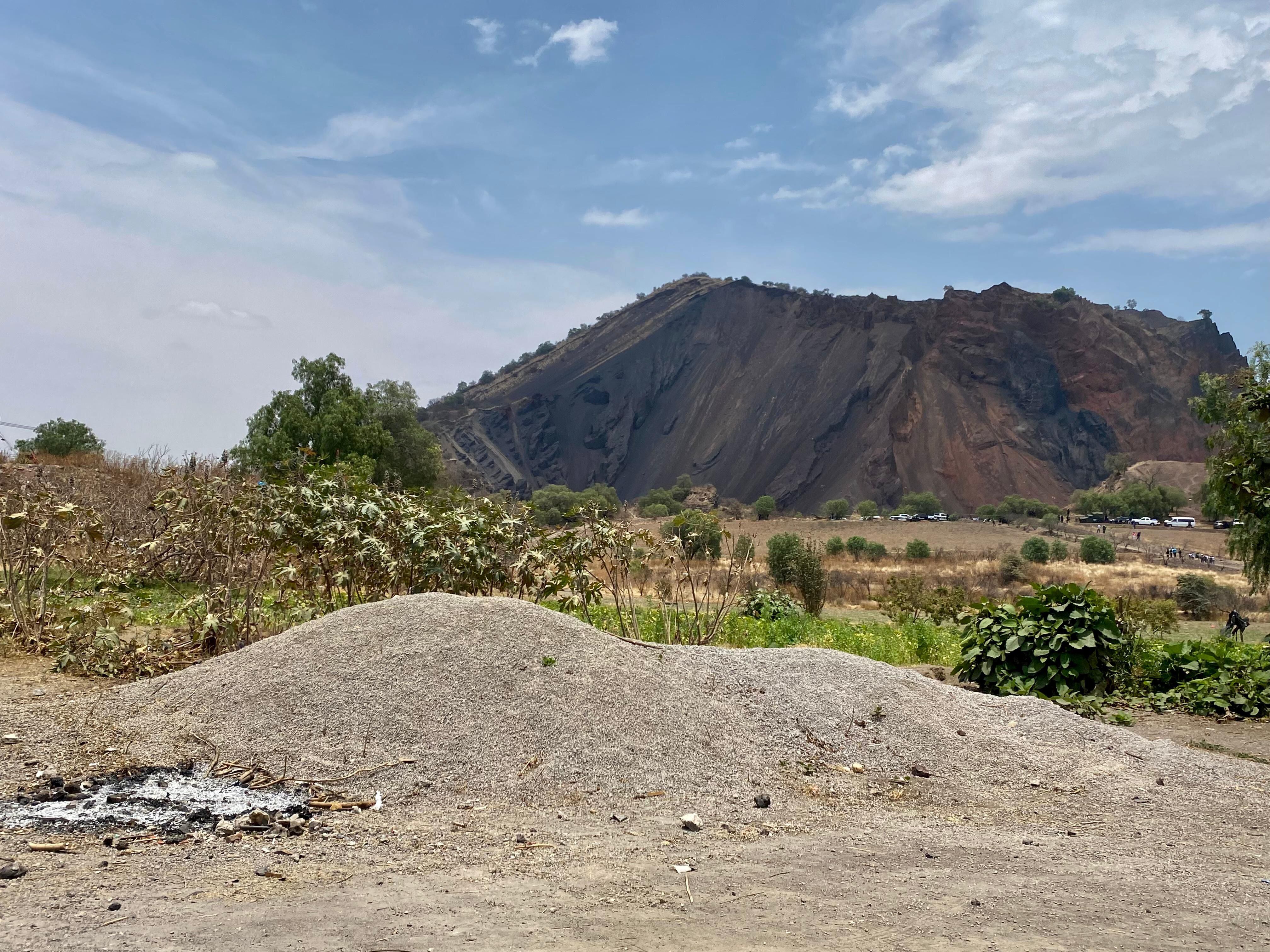 Las buscadoras reportaron el hallazgo de restos y cenizas en la ladera del volcán Xaltepec. (Foto: El Financiero | LUCÍA FLORES)