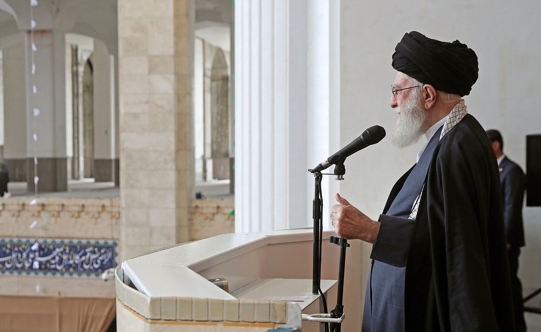 En esta imagen publicada por el sitio web oficial de la oficina del líder supremo de Irán, el ayatolá Alí Jamenei ofrece un discurso durante una ceremonia religiosa por el Eid al-Fitr, que marca el final del Ramadán, el miércoles 10 de abril de 2024.