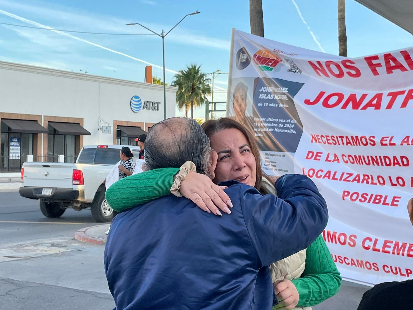 Jonathan fue desaparecido junto con su amigo; Irving regresó, pero todavía falta el otro joven.