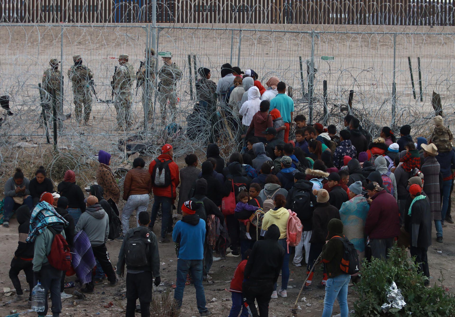 Corte de EU bloquea entrada en vigor de ley migratoria de Texas mientras la evalúa