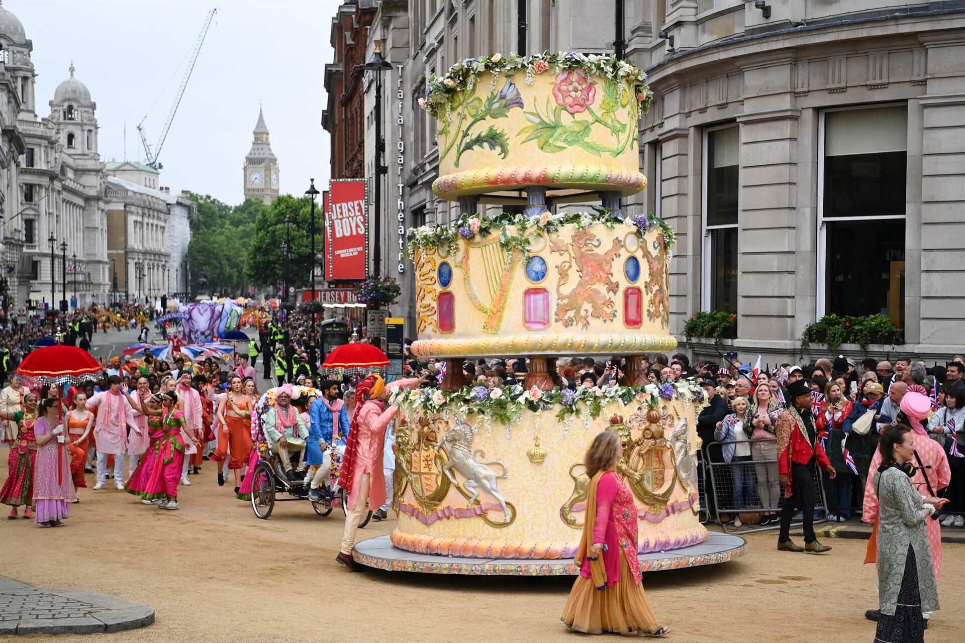Los participantes representan una escena de boda de Bollywood mientras desfilan durante el Desfile de Platino que celebra el Jubileo de Platino de la Reina Isabel II. (Foto: EFE/EPA/ANDY RAIN)