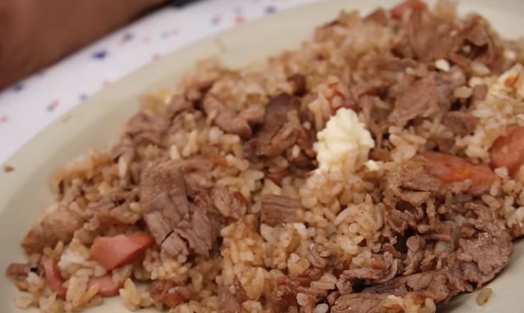 Aunque la base de todos los platos es el arroz, los condimentos son distintos y también las salsas que pueden añadirse. (Foto: Captura de video del canal de YouTube Yo soy Migue).