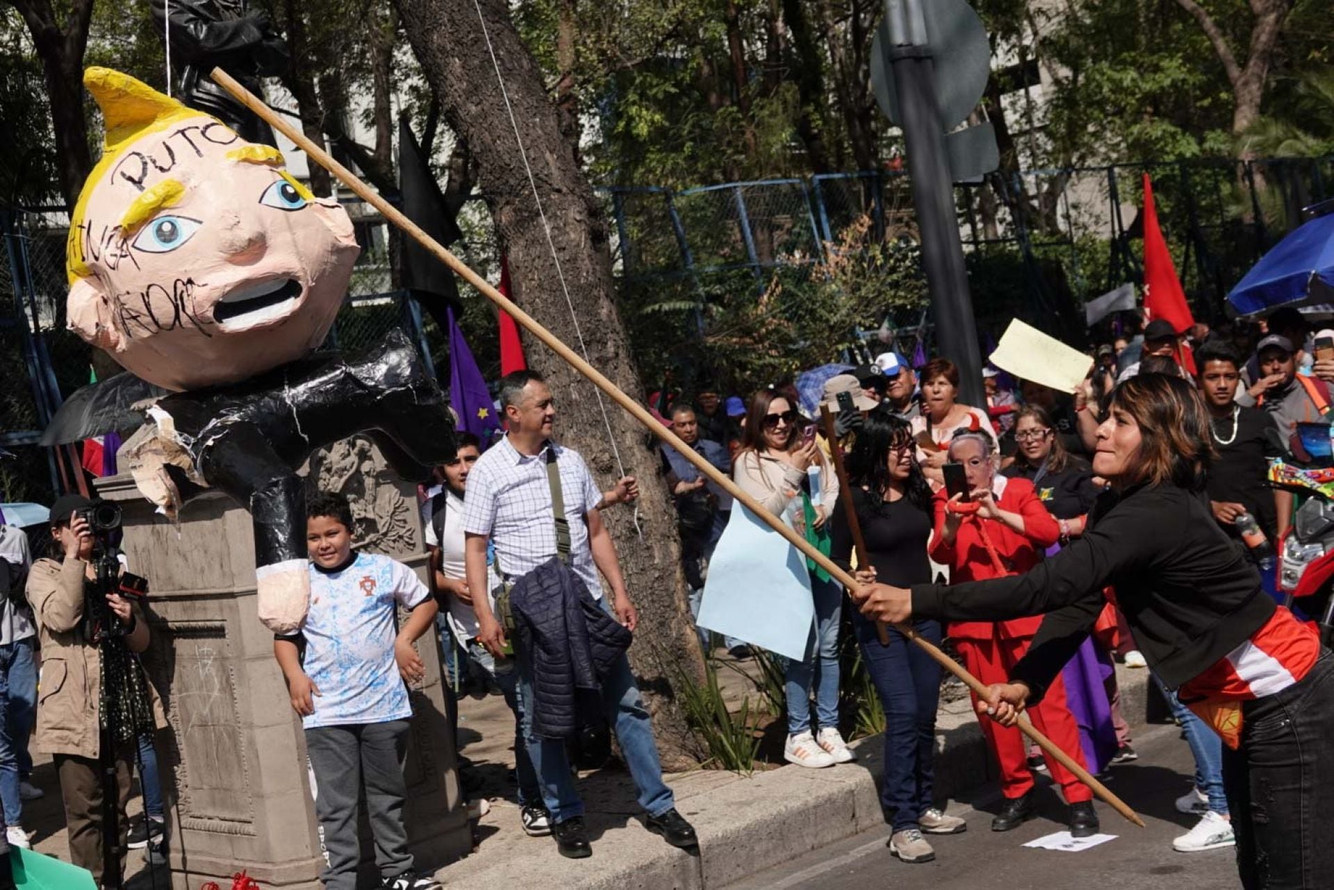 Capitalinos realizaron una manifestación para exigir justicia en la Embajada de Estados Unidos ante la toma de posesión de Donald Trump.