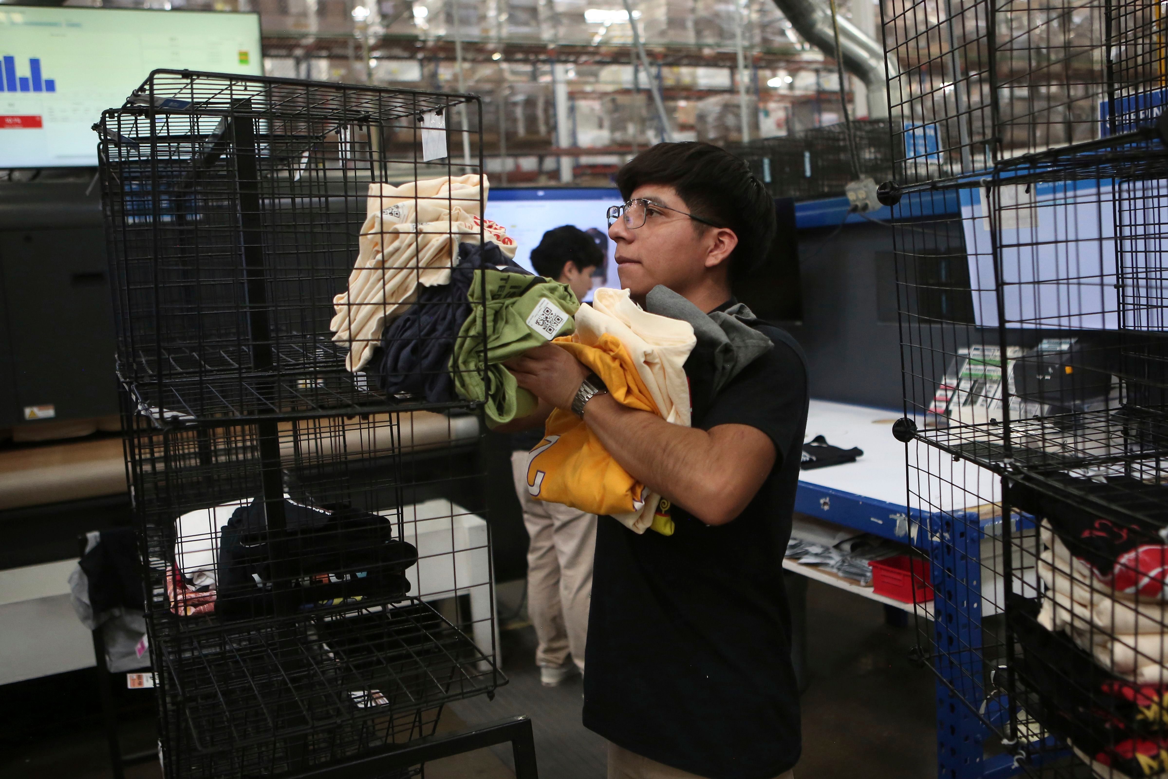 Miles de trabajadores dependen de las operaciones de fábricas en la frontera.