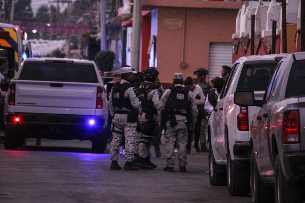 Miembros de la Guardia Nacional y soldados del ejército llegan a la escena del crimen donde la aspirante a alcalde de Morena, Gisela Gaytán, fue asesinada durante un mitin de campaña en el estado de Guanajuato el 1 de abril.
