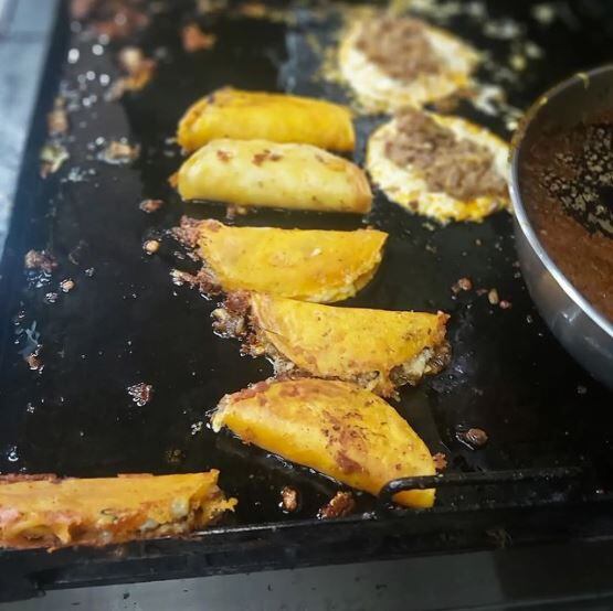 Tacos Don Juan es clásico para comer quesabirrias en la Condesa.