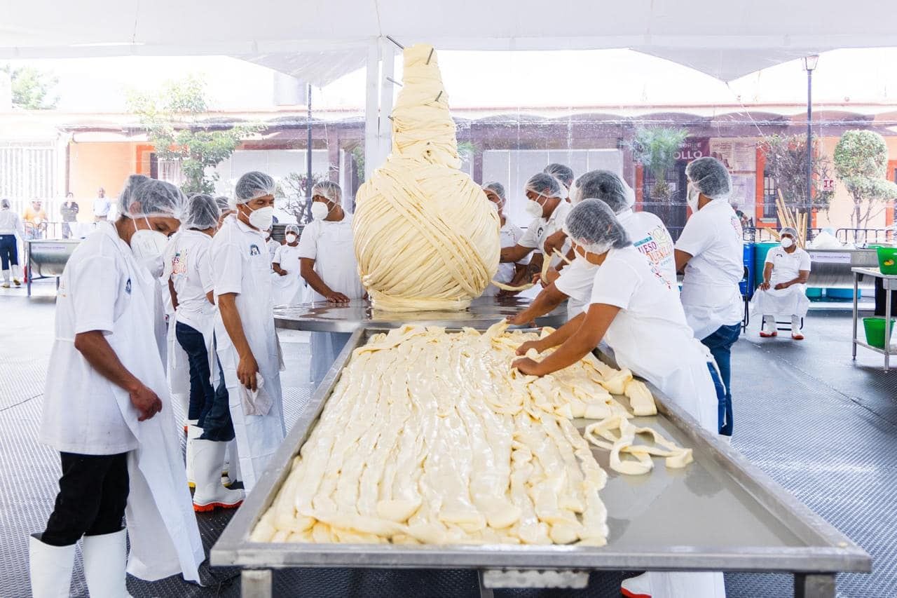 Más de 11 mil litros de leche se utilizaron para la pieza de quesillo más grande del mundo. (Foto: Gobierno de Oaxaca)