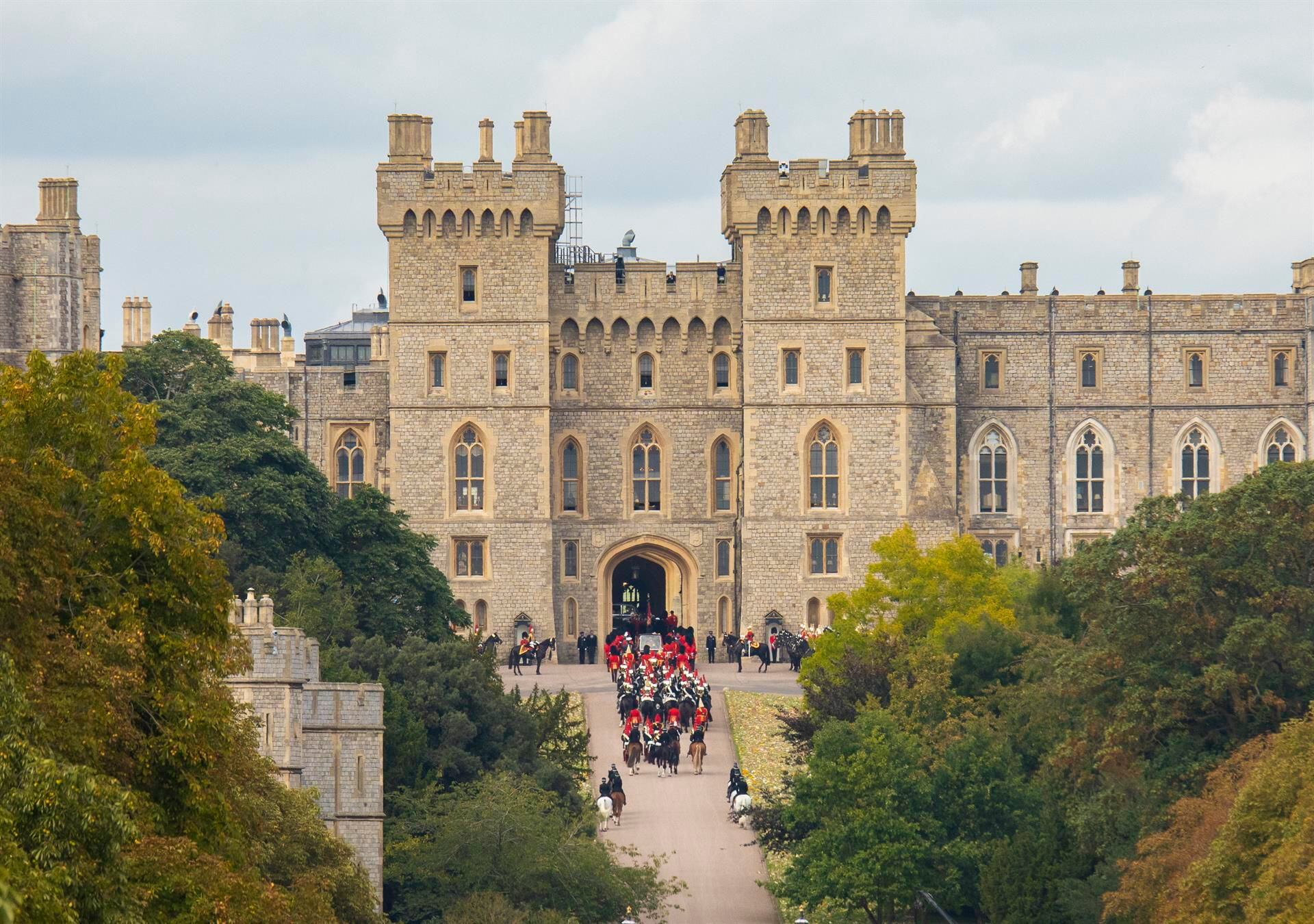 Los restos de Isabel II llegan al Castillo de Windsor, donde se encuentra la Capilla de San Jorge. (Foto: EFE). 