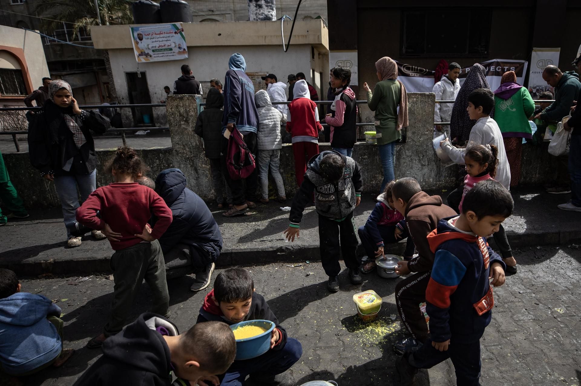 Israel bombardea almacén de alimentos de la ONU en Gaza; 5 personas mueren