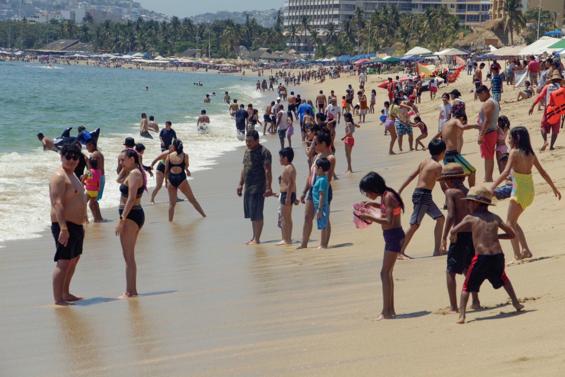 ACAPULCO, GUERRERO, 19MARZO2022.-Turistas y familias disfrutan de la playa del puerto de  Acapulco debido al puente vacacional de este fin de semana. Se registro un 59.2% de ocupación hotelera. FOTO: CARLOS ALBERTO CARBAJAL /CUARTOSCURO.COM