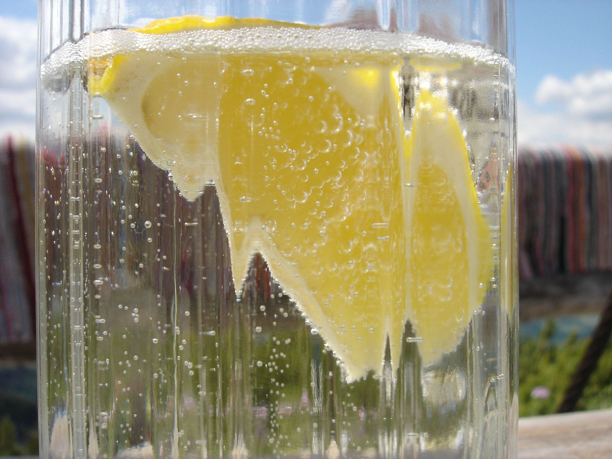 Al agua mineral se le suele agregar sabor con frutas cítricas. (Foto: Wikimedia Commons)