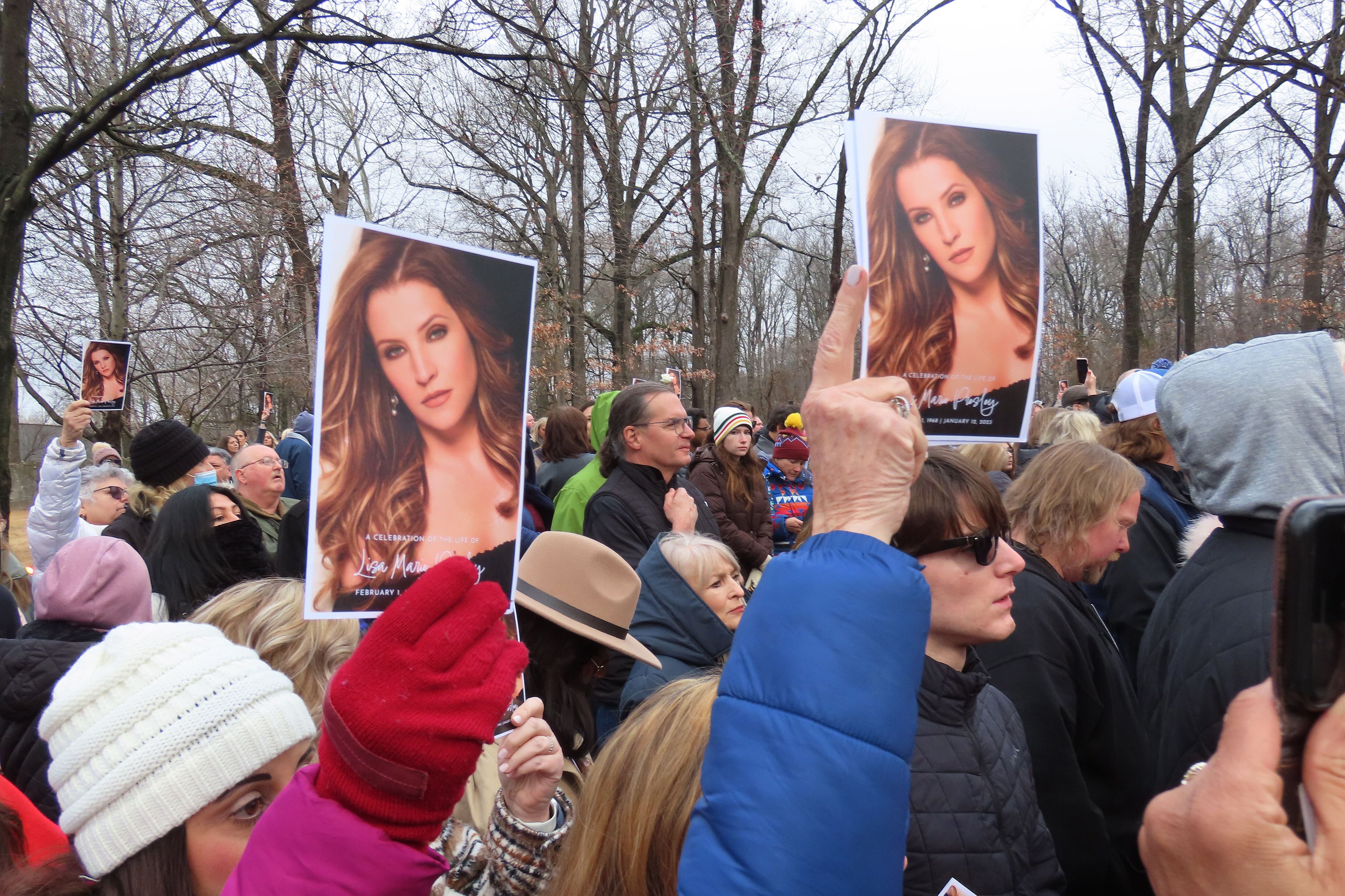 Algunos fanáticos de Lisa Marie Presley llevaron su fotografía a su funeral público en Graceland. (Foto: EFE / Tannen Maury)