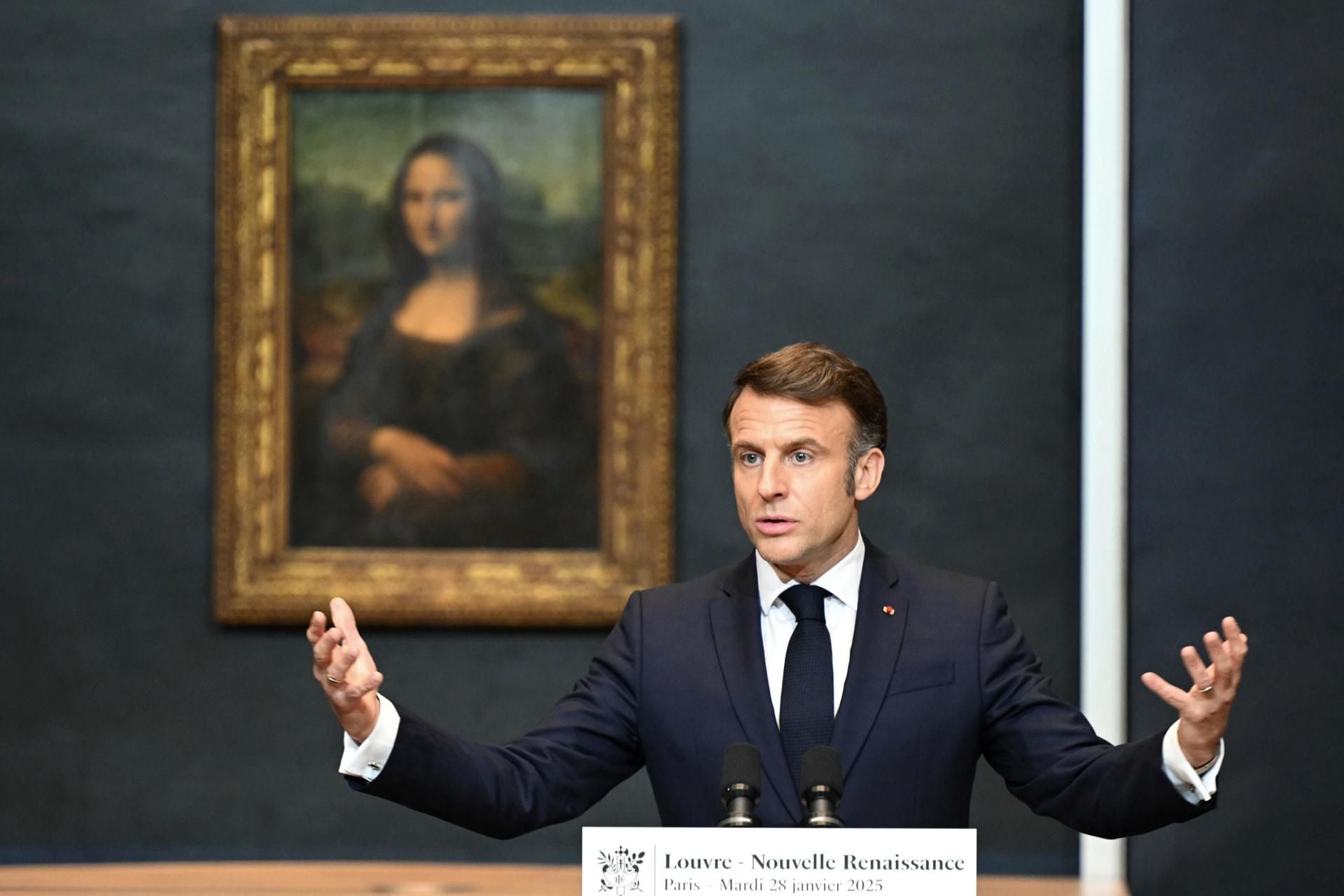 El presidente de Francia, Emmanuel Macron, pronuncia un discurso frente a la obra maestra de Leonardo da Vinci, la Mona Lisa.