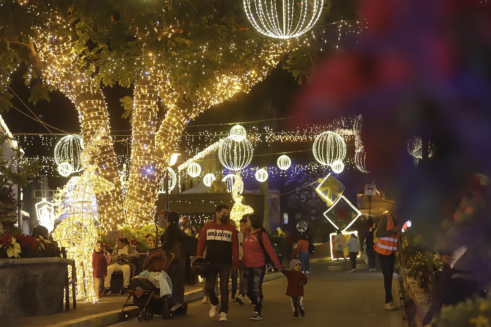 La Villa Iluminada de Atlixco recorre diversas calles principales. (Foto: EFE).