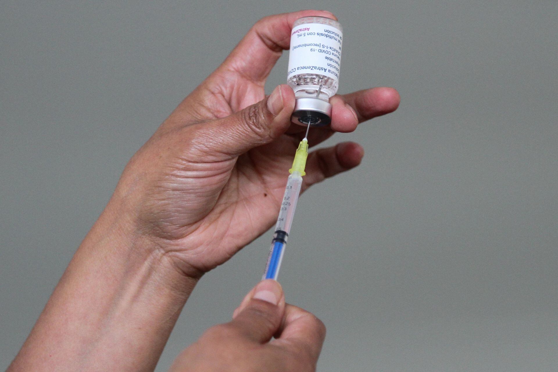 Cofepris libera dos nuevos lotes de vacunas AstraZeneca y CanSino envasados en México