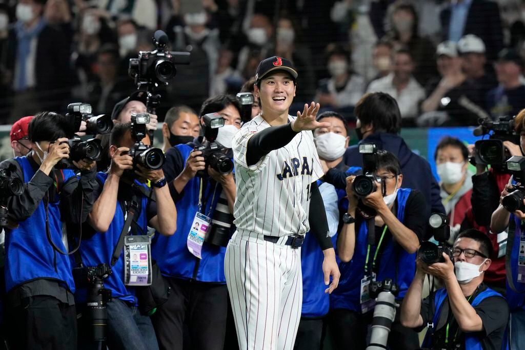 El astro japonés Shohei Ohtani gesticula tras la victoria ante Italia en los cuartos de final del Clásico Mundial de Beisbol. (AP Foto/Eugene Hoshiko)