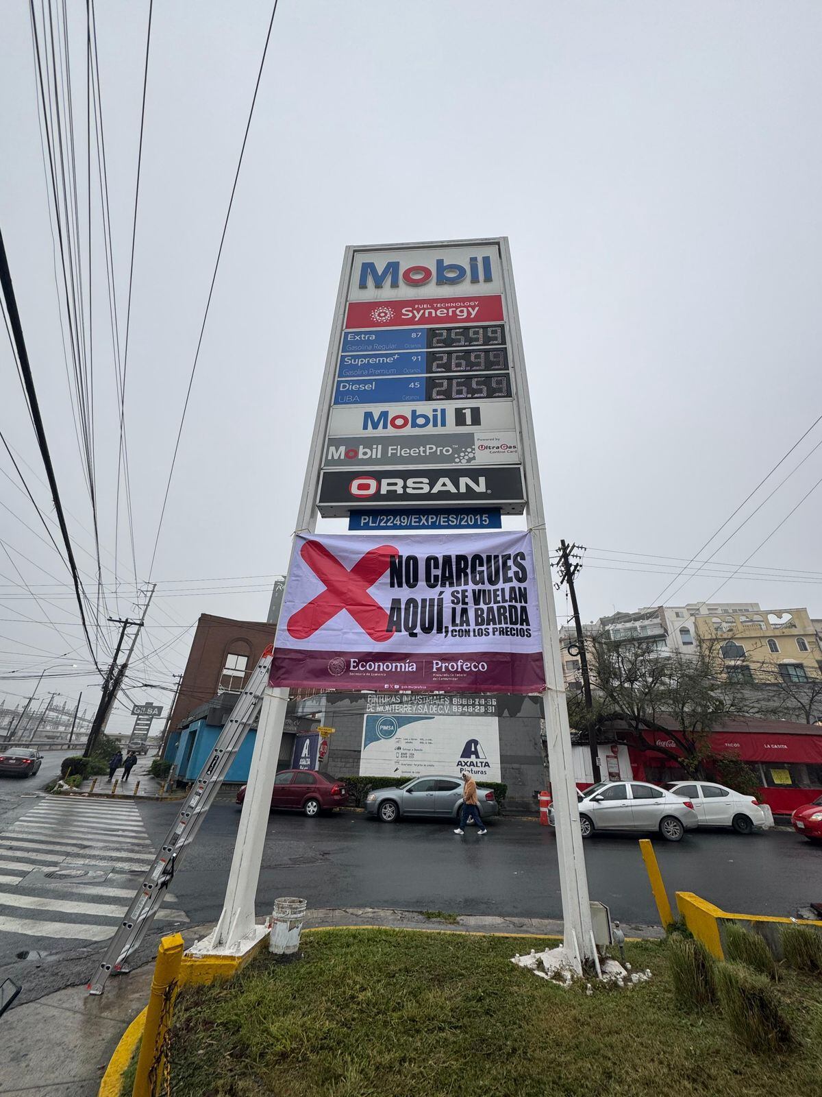 La gasolinera de marca Mobil redujo su precio una vez que la Profeco le colocó lona por precios altos.  