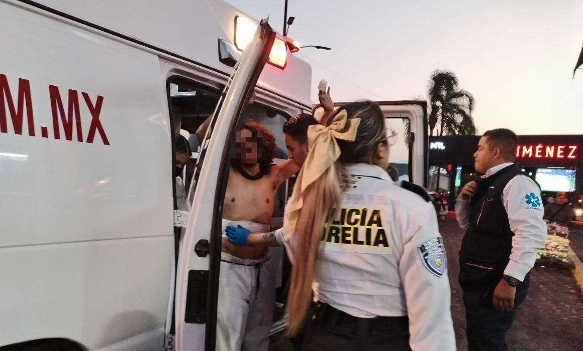 El tragafuegos fue trasladado a un hospital en Morelia con heridas leves.