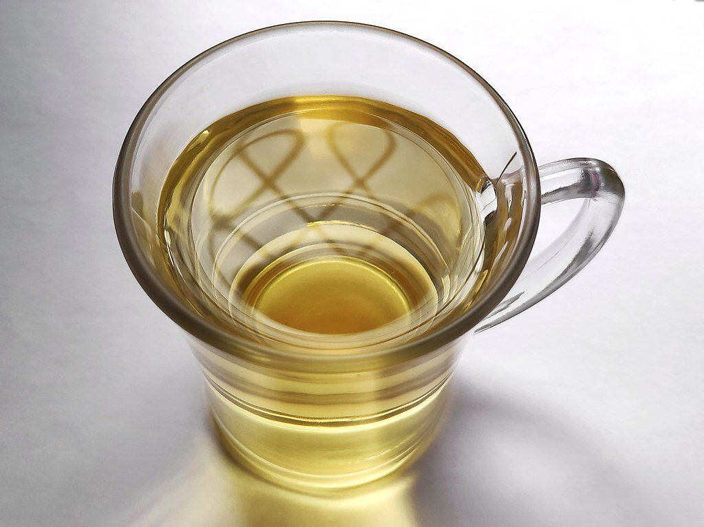 El té de salvia se suele endulzar con limón por su sabor picante. (Foto: Wikimedia Commons)