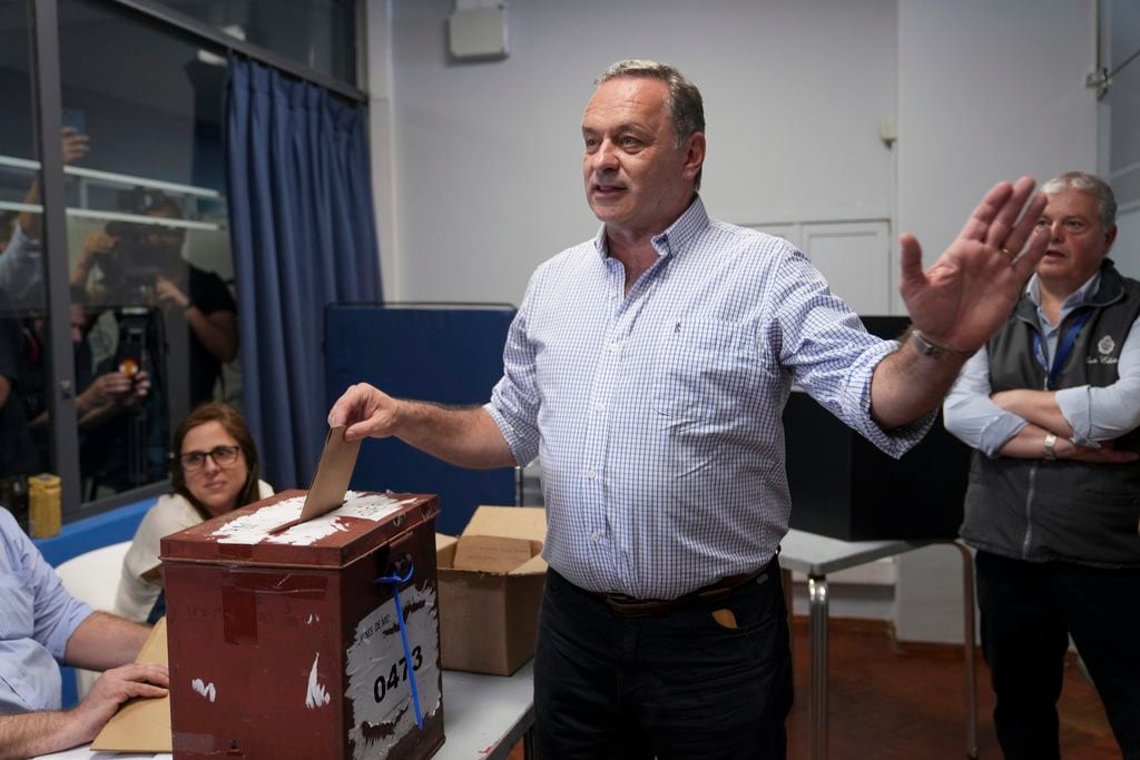 Álvaro Delgado, candidato del gobernante Partido Nacional, vota en la segunda vuelta de las elecciones presidenciales en Montevideo, Uruguay, el domingo 24 de noviembre de 2024. (Foto AP/Natacha Pisarenko)