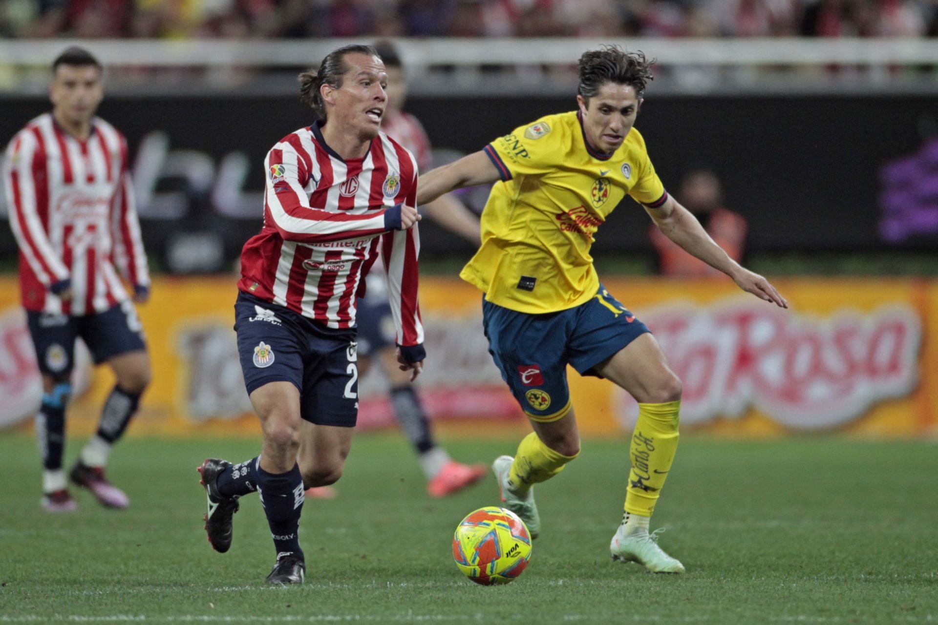 Fernando Gonzalez jugador de Chivas disputa el balón con el contrario de América, Alan Cervantes, esto en partido correspondiente jornada 11 del Torneo Clausura 2025 de la Liga MX, en donde se enfrentan los equipos de Chivas vs América, en juego que se lleva a cabo en el Estadio Akron, el marcador fue 0-0. 
(Foto: Cuartoscuro.com).