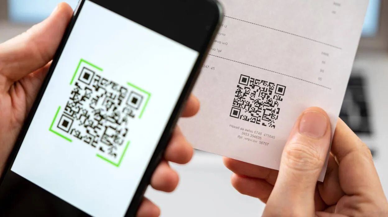 Los códigos QR se han convertido en una herramienta digital útil para la transferencia de datos.  [Fotografía. Shutterstock]