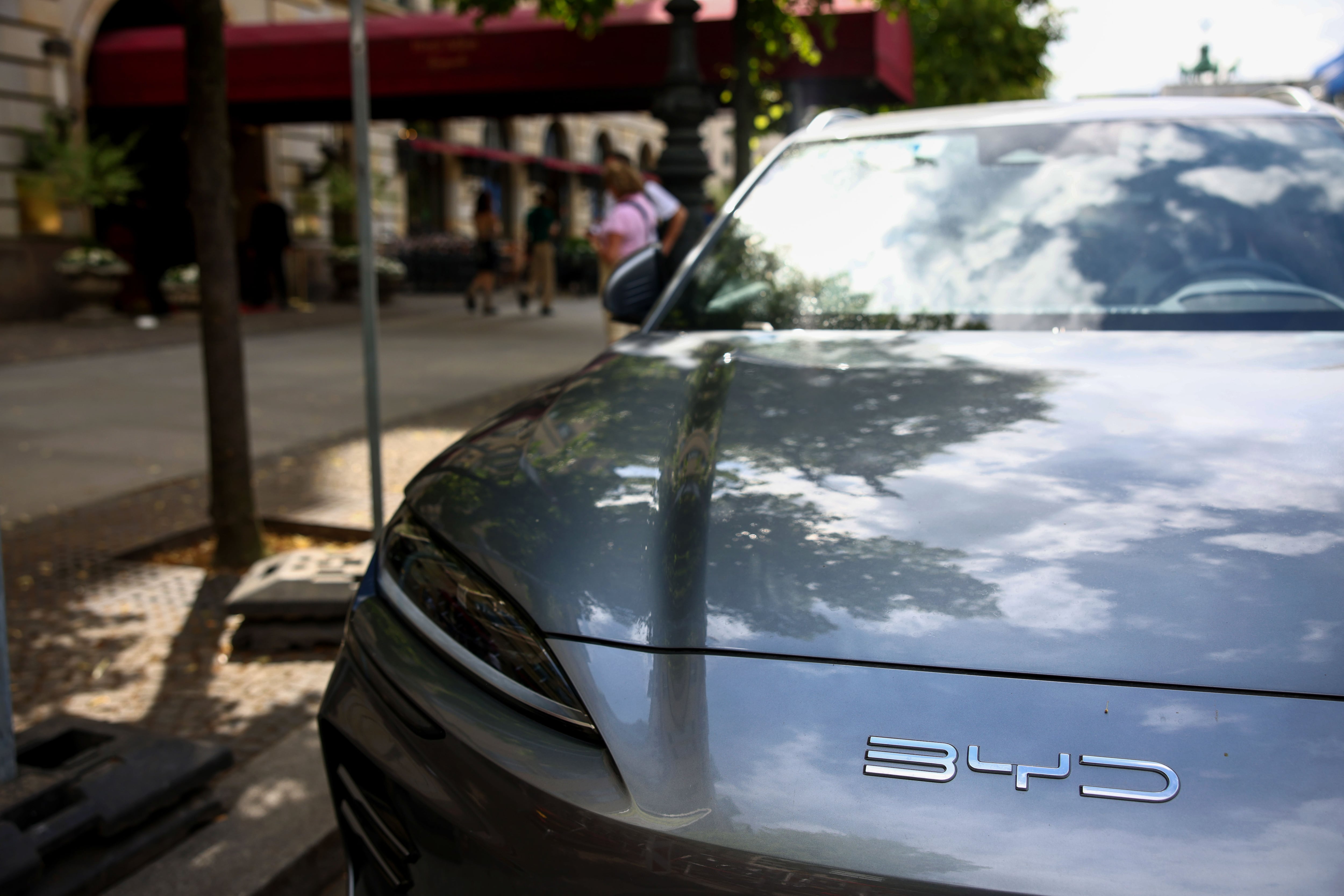 La ‘fuuusión’ que da dolores de cabeza a Elon Musk: BYD y Uber ofrecerán viajes en autos eléctricos