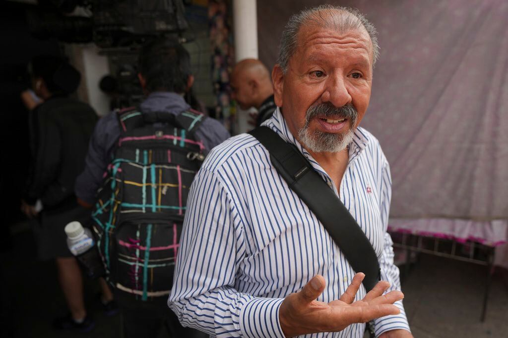 Mario Hernández Alonso, dueño de Tacos El Califa de León, habla con periodistas en Ciudad de México, el miércoles 15 de mayo de 2024.