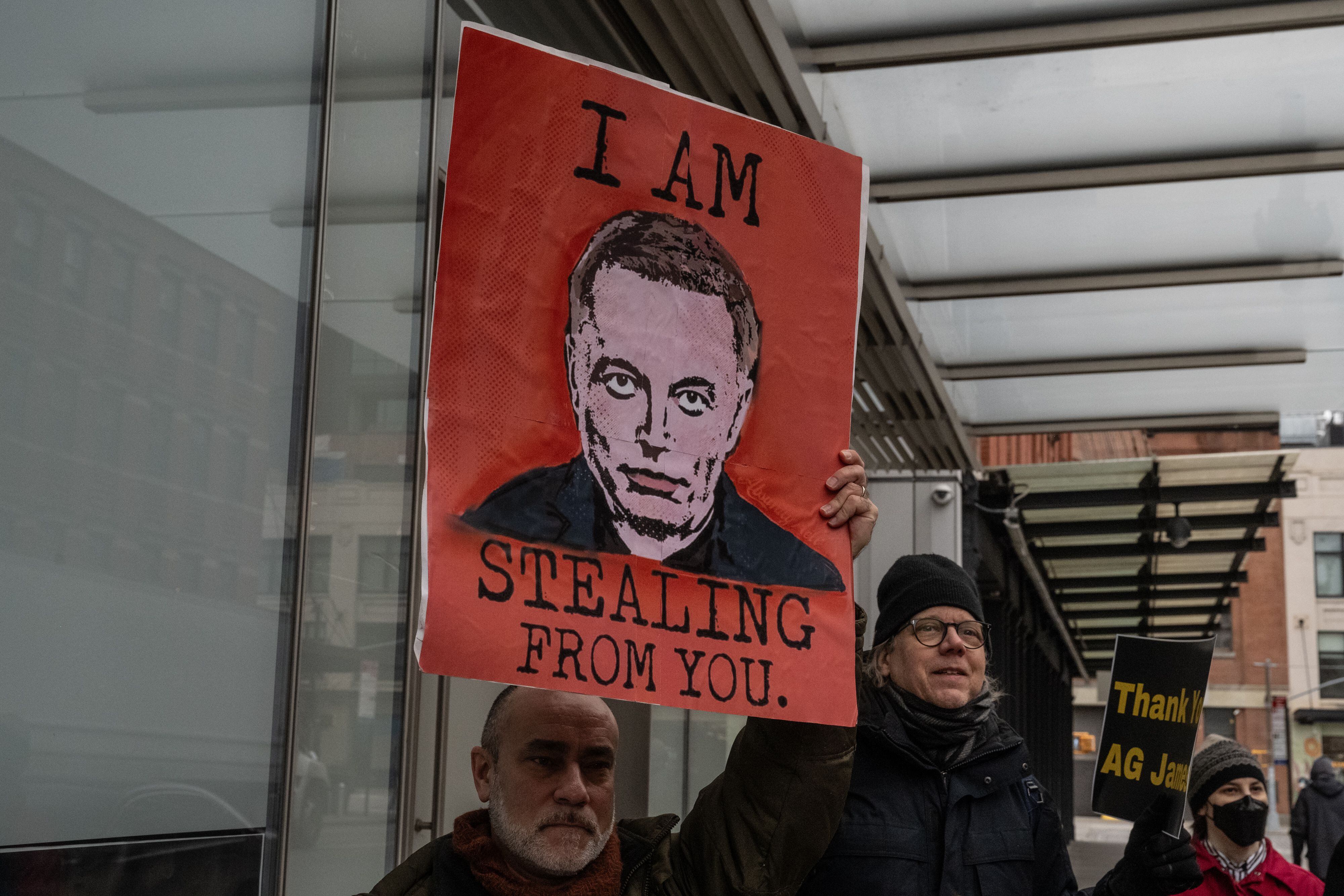 Manifestantes protestan contra las acciones de Elon Musk en la administración Trump en una sala de exposición de Tesla en Nueva York. 