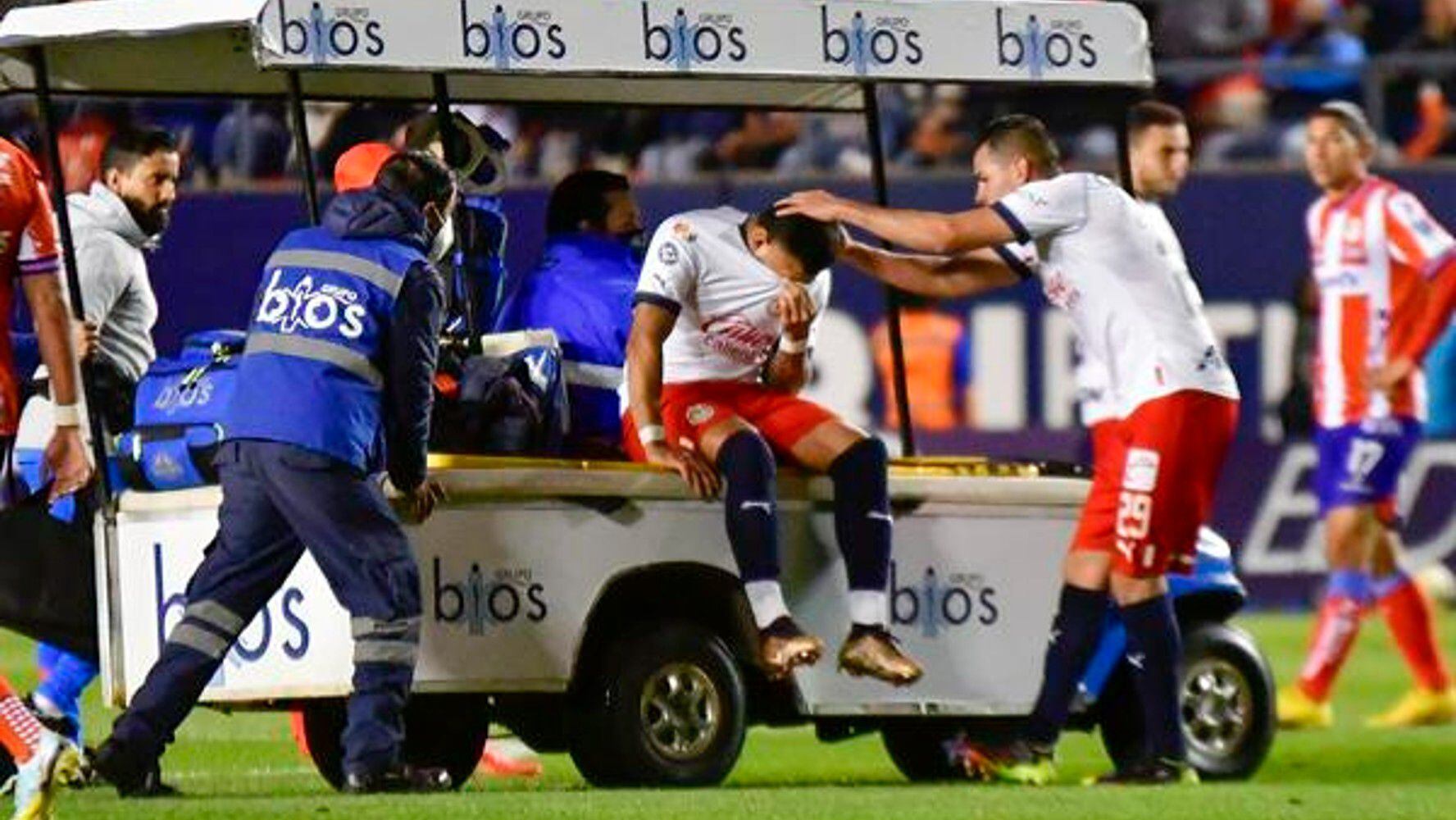 Chivas descarta lesión de ligamentos en rodilla de Alexis Vega; la harán más estudios al jugador