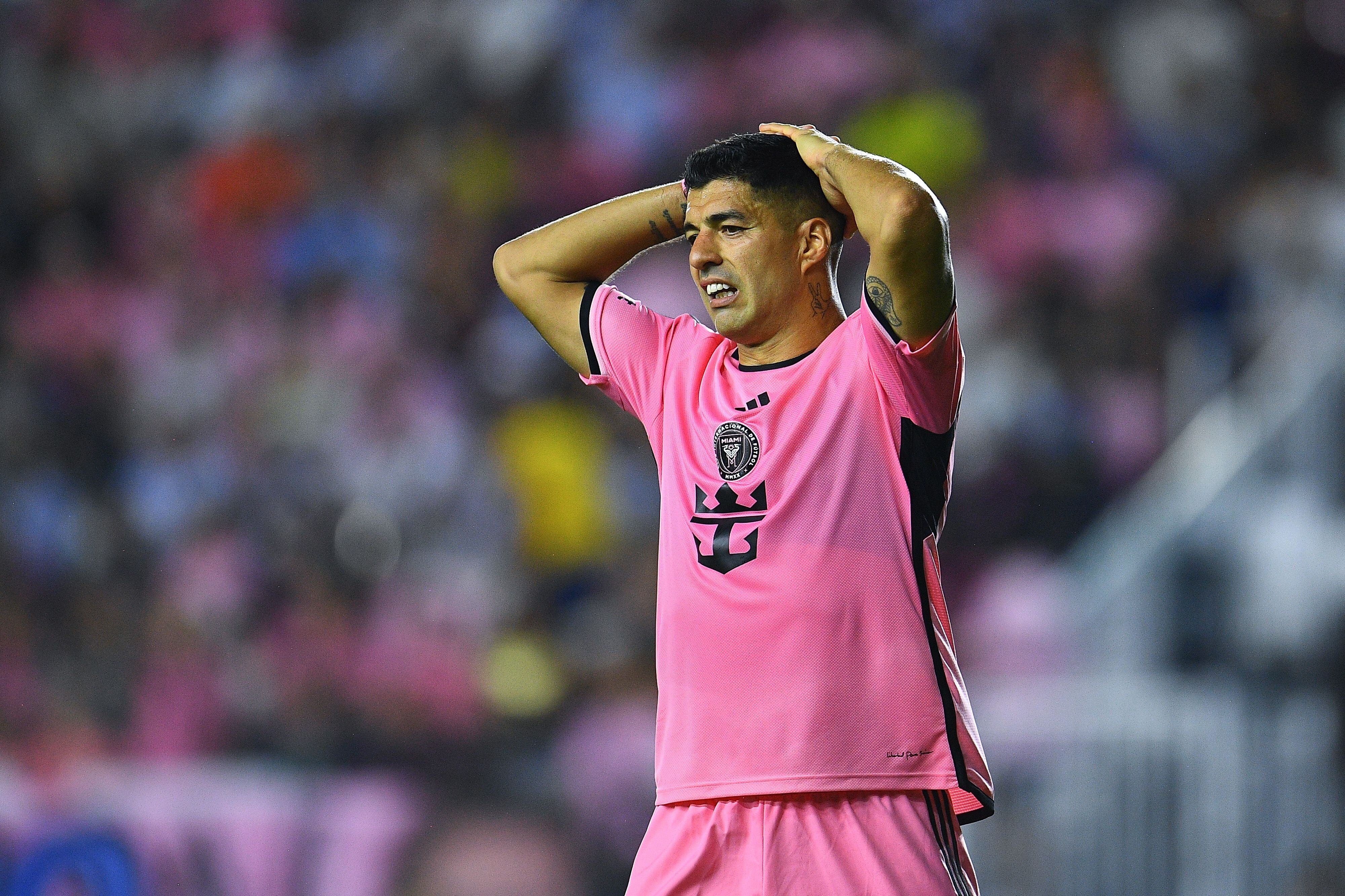 De acuerdo con los reportes, Luis Suárez habría sido uno de los jugadores que encaró al árbitro tras la derrota contra Rayados. (Foto: Mexsport).