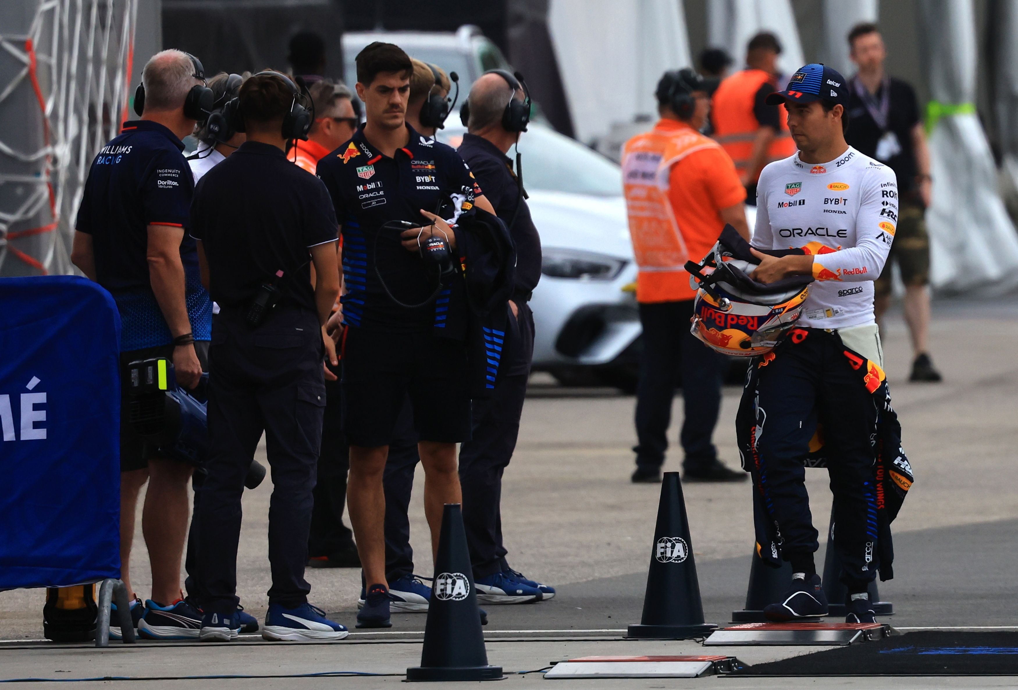 Tras el choque que sufrió 'Checo' Pérez, el piloto salió por su propio pie del coche.