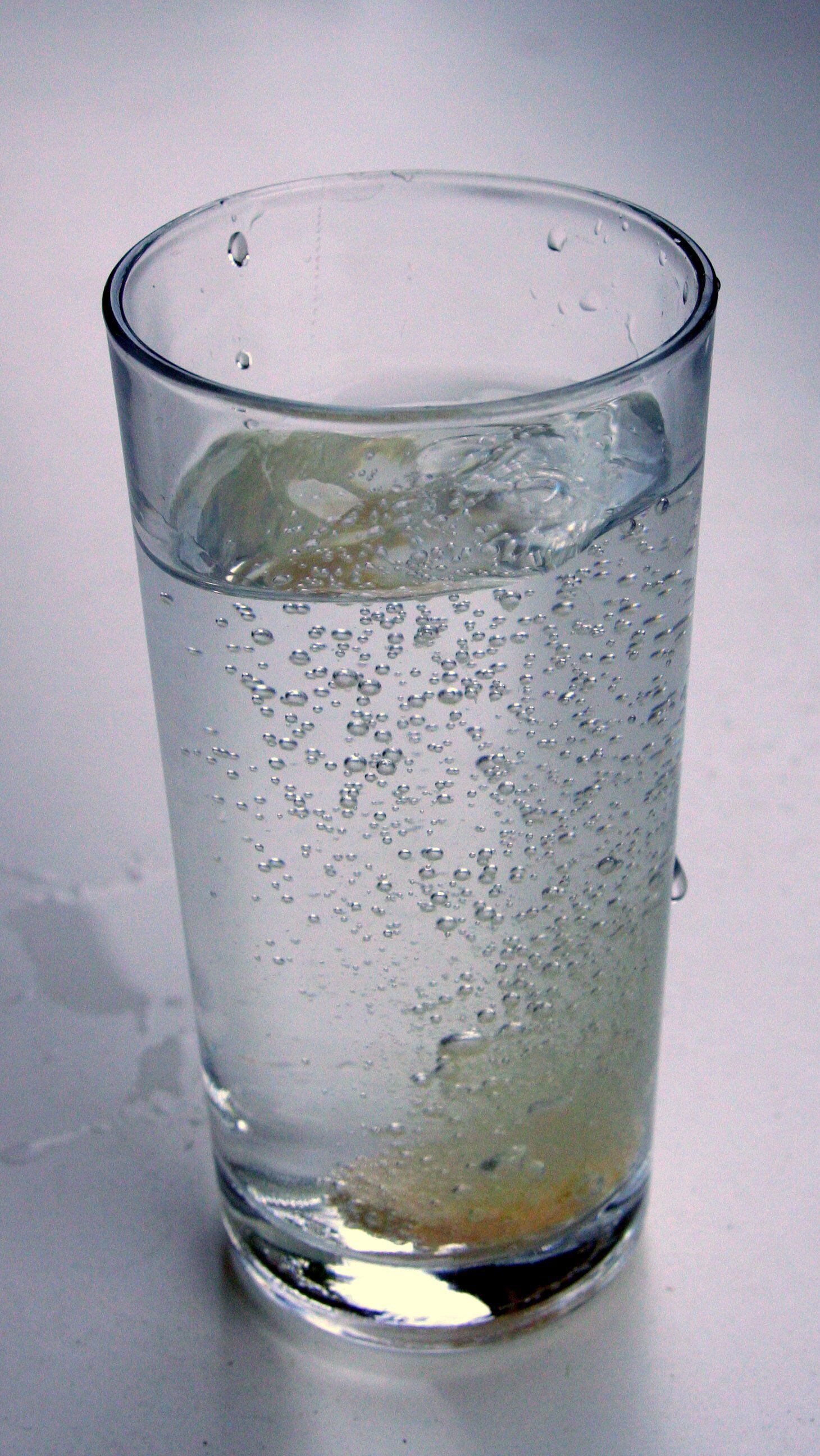 En exceso, el agua mineral puede perjudicar al organismo. (Foto: Wikimedia Commons)