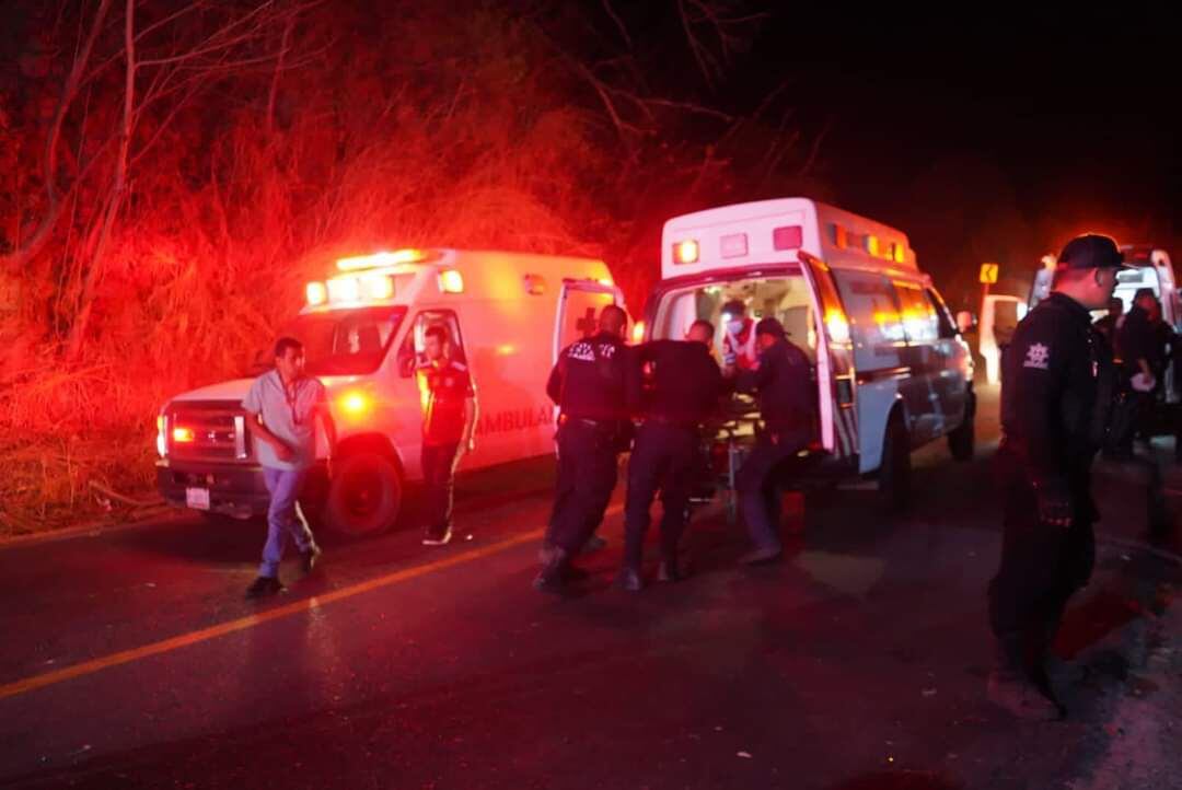 Tragedia en Nayarit: Camión con turistas de Jalisco se va a un barranco, hay 18 muertos