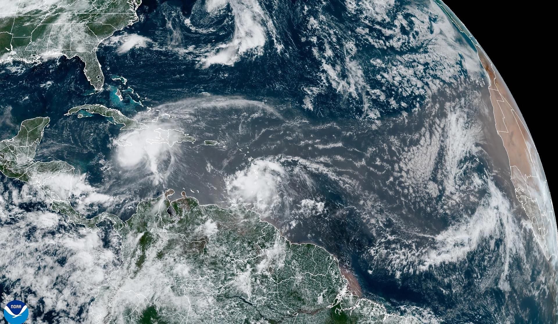 El huracán 'Beryl' dejó a más de 400 mil personas sin luz durante su paso por Jamaica.