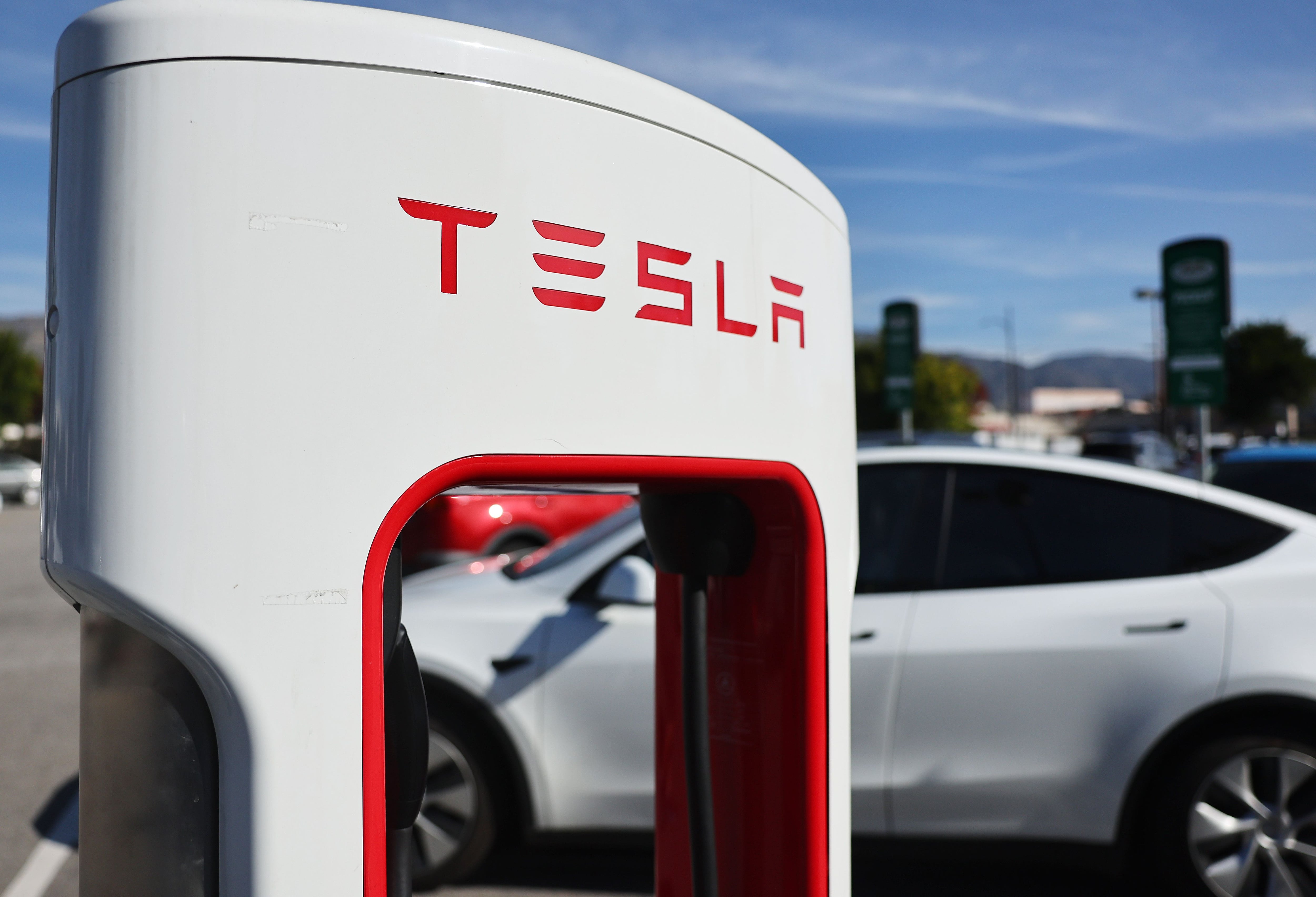 ¿Tesla se queda sin pilas? Musk despide a mayoría del equipo de estaciones de carga
