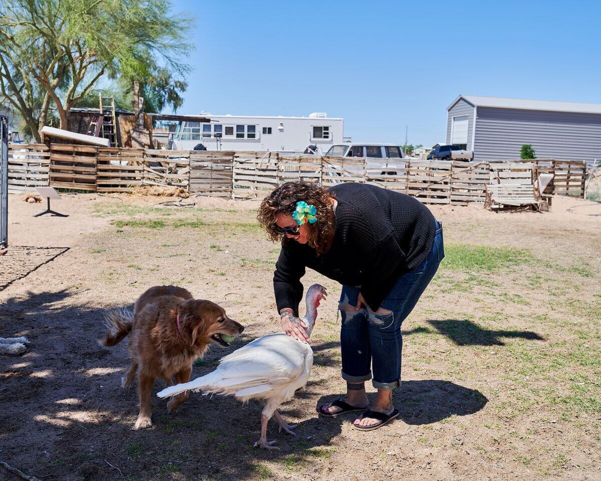 Mia Neely con algunos de los animales en la casa de la familia en Yuma. Fotógrafo: John Francis Peters para Bloomberg Businessweek