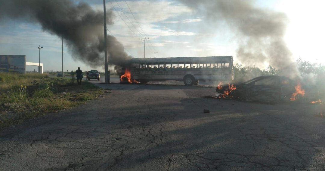 Sujetos armados bloquean calles y queman camiones en Matamoros, Tamaulipas