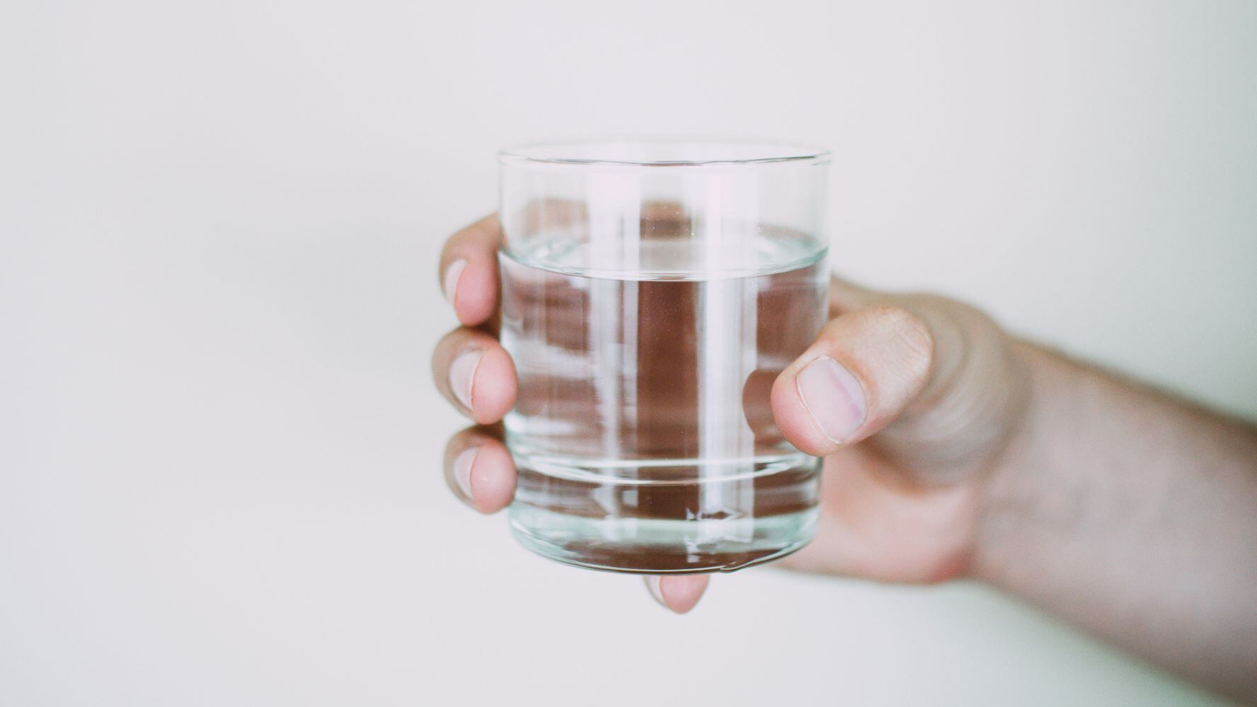 La mejor bebida para hidratar el cuerpo es el agua natural. (Foto: Pexels)