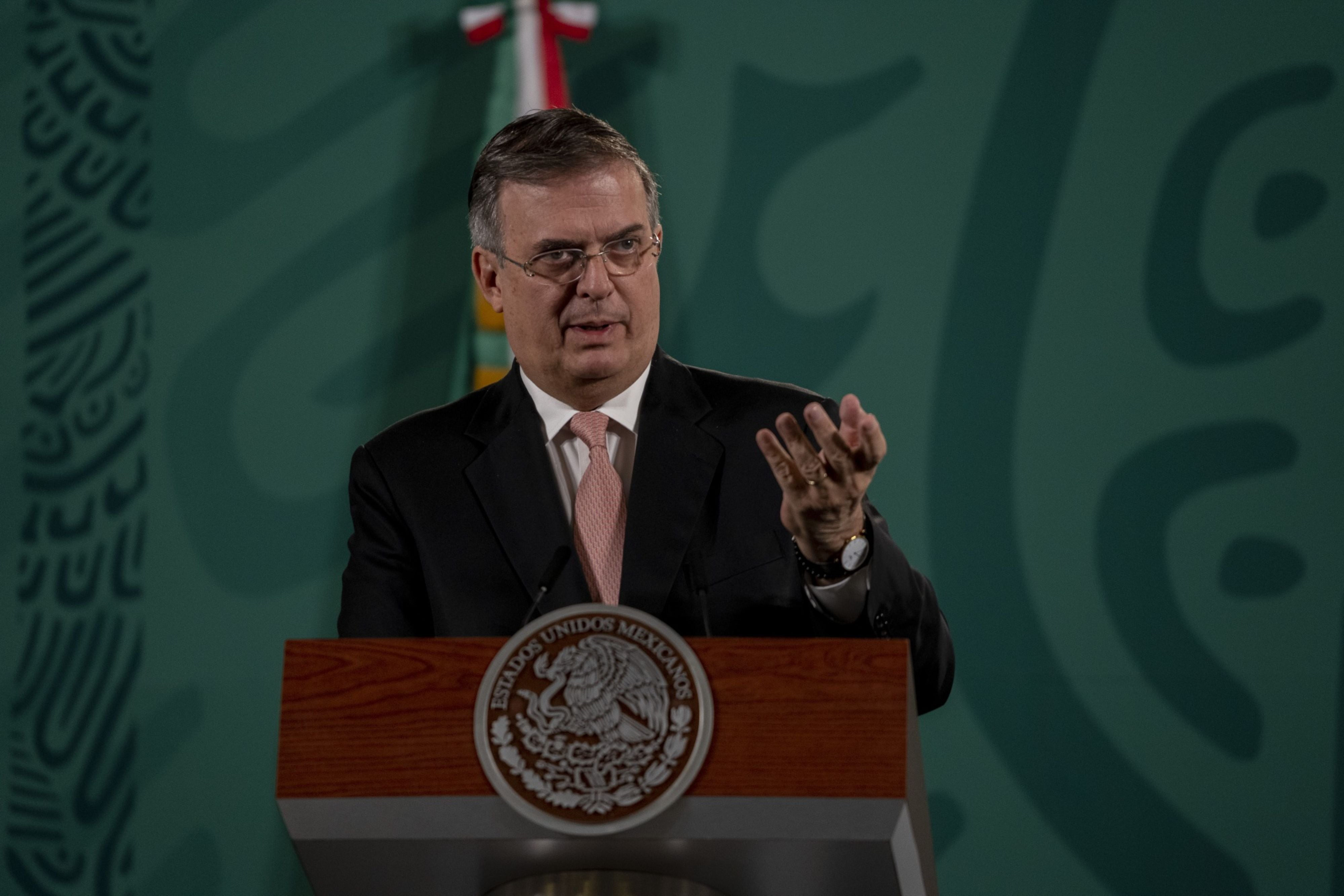 Greg Abbott presionó a gobernadores mexicanos por inspecciones en frontera: Ebrard