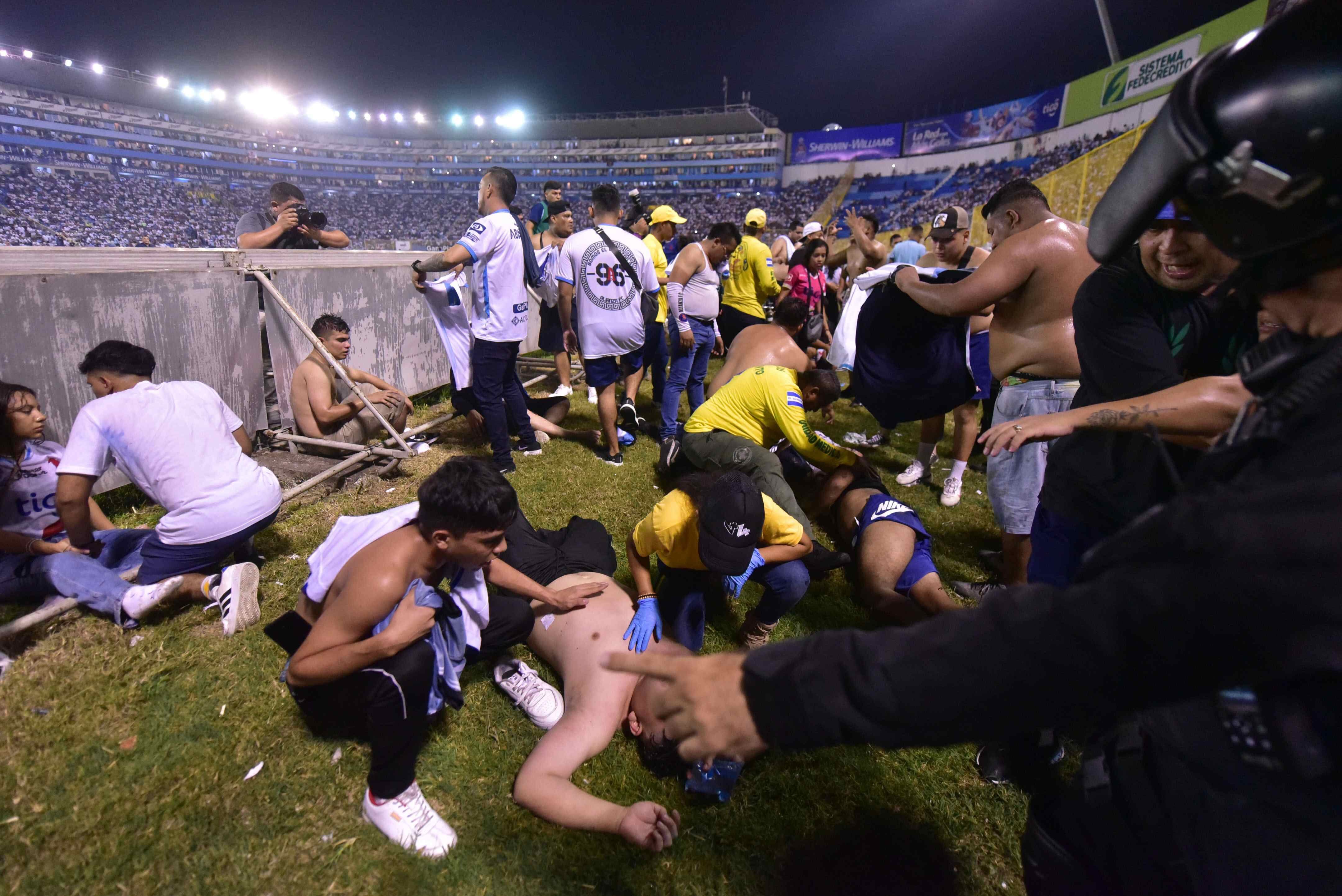 Alrededor de 100 personas salieron heridas tras una estampida en un estadio de futbol en El Salvador. (Foto: EFE / Miguel Lemus)