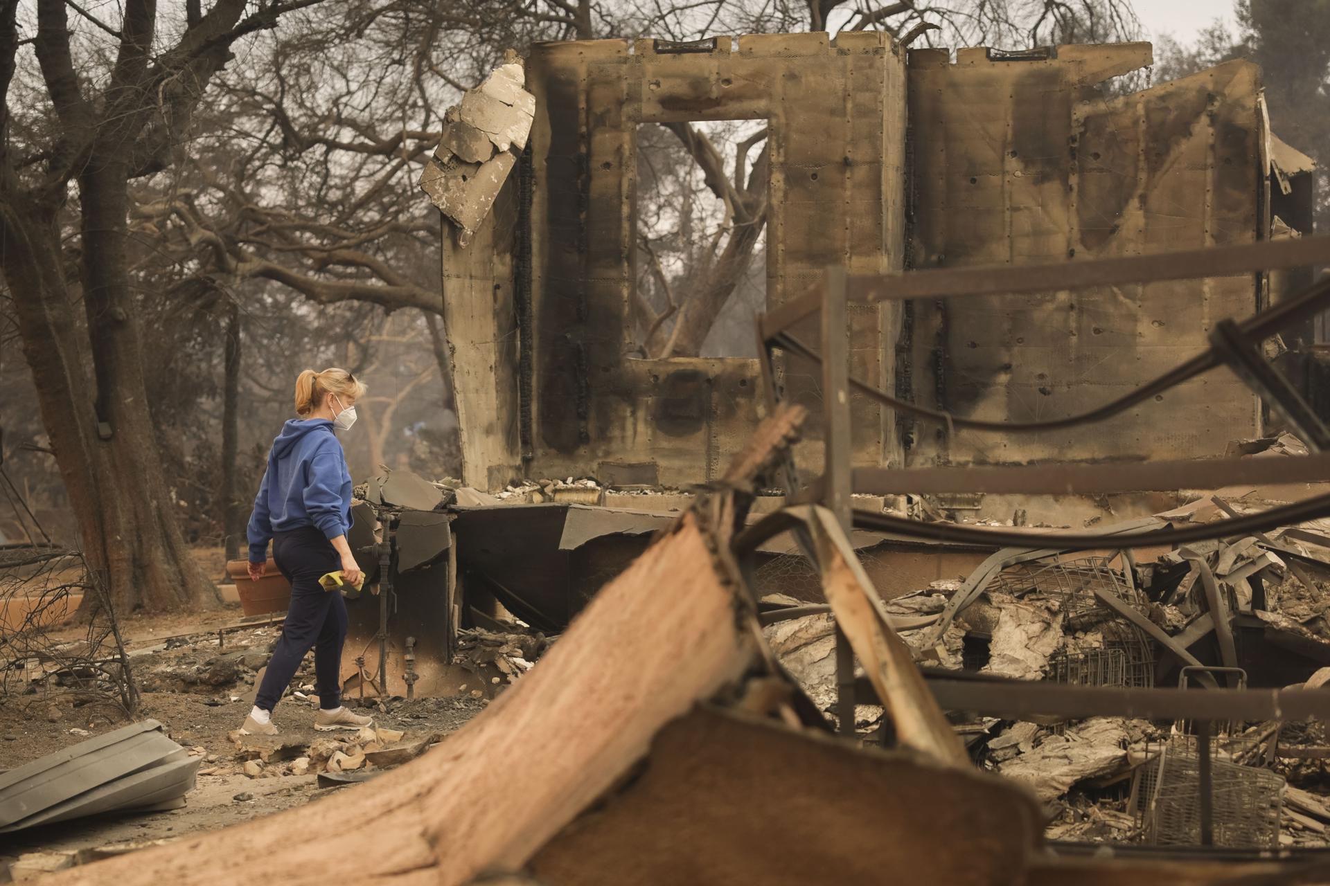 Los restos de una casa destruida por el incendio forestal de Eaton en Altadena, California, el 09 de enero de 2025.
