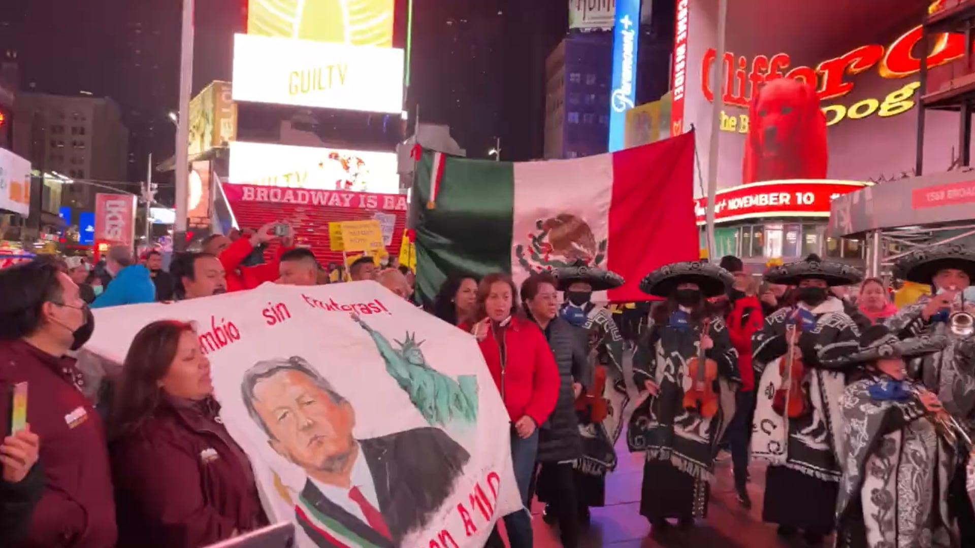 En Times Square ya suena el mariachi para recibir a AMLO