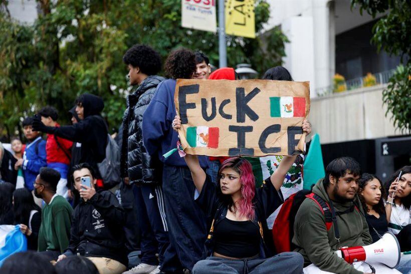 En las protestas, los asistentes rechazaron las medidas antimigratorias que ha emitido Trump. (Foto: EFE)