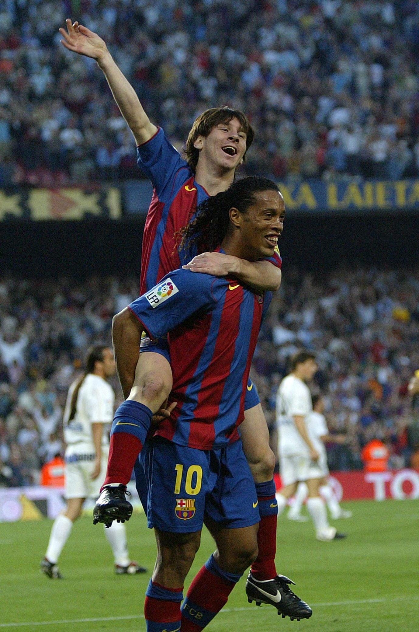 Messi festejó en los hombros de Ronaldinho su primer gol al debutar en el Barcelona primera división.