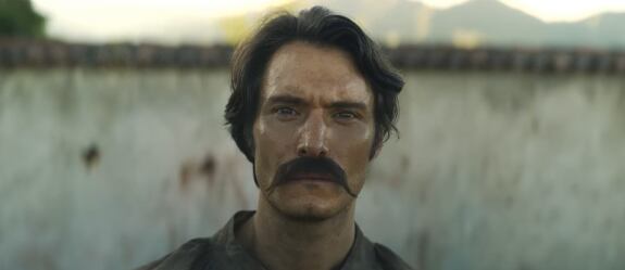 Así es como luce el coronel Aureliano Buendía, interpretado por Claudio Cataño. (Foto: YouTube / Netflix).